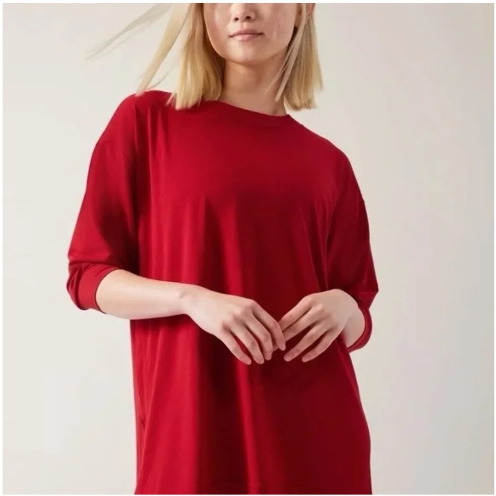 Athleta Balloon 3/4 Sleeve Matador Crewneck Scoop Hem Tee in Red Medium